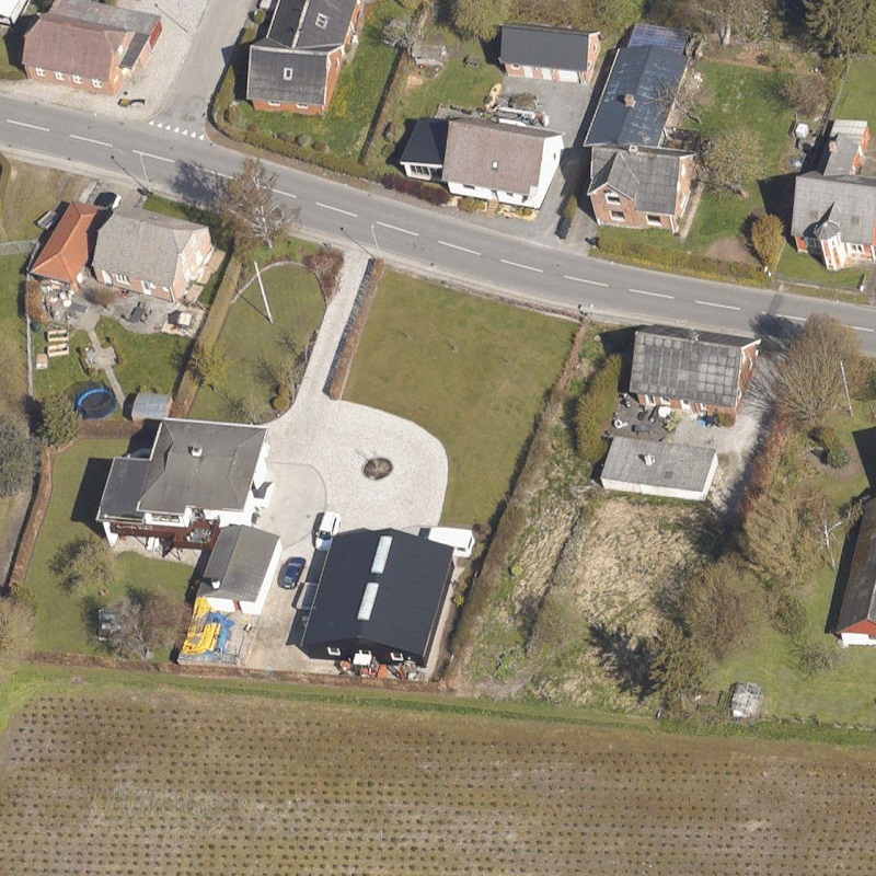 Til https://skraafoto.dataforsyningen.dk/?center=572083.42%2C6292917.51&item=2017_81_06_2_0017_00090259&year=2017&orientation=north