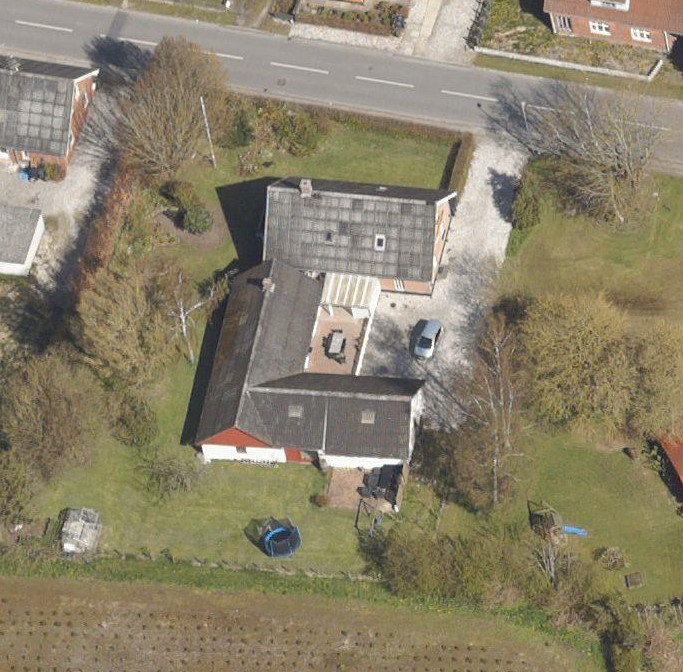 Skråfoto 01-05-2017 https://skraafoto.dataforsyningen.dk/?center=572137.81%2C6292902.38&item=2017_81_06_3_0017_00090323&year=2017&orientation=south