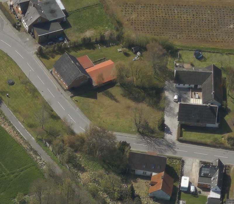 Skråfoto 01-05-2017 https://skraafoto.dataforsyningen.dk/?center=572175.72%2C6292896.63&item=2017_81_06_3_0017_00090323&year=2017&orientation=south