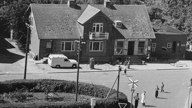 Veddum Hovedgade 64
Købmand Niels Jensen 1958 Sylvest Jensen Luftfoto; Det Kgl. Bibliotek.
http://www.kb.dk/danmarksetfraluften/images/luftfo/2011/maj/luftfoto/object1781683