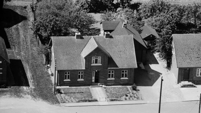 Veddum Hovedgade 66
1959 Sylvest Jensen Luftfoto; Det Kgl. Bibliotek.
http://www.kb.dk/danmarksetfraluften/images/luftfo/2011/maj/luftfoto/object1779143