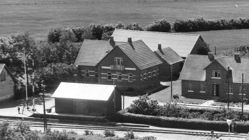 Veddum Hovedgade 68
Østervang 1955 Sylvest Jensen Luftfoto; Det Kgl. Bibliotek.
http://www5.kb.dk/danmarksetfraluften/images/luftfo/2011/maj/luftfoto/object1891609
