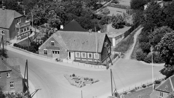 Veddum Hovedgade 7
1959 Sylvest Jensen Luftfoto; Det Kgl. Bibliotek.
http://www5.kb.dk/danmarksetfraluften/images/luftfo/2011/maj/luftfoto/object1805229